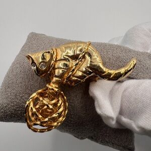 Vintage Cat Brooch Pendant Goldplate Unsigned Beauty Quality 3D Figural Playful